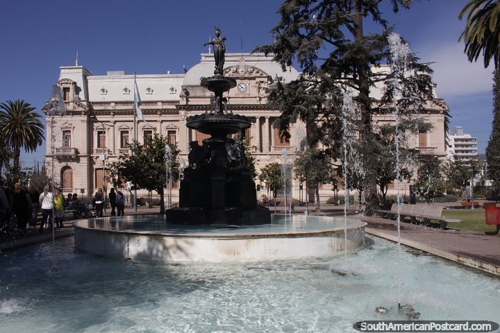 El Palacio de Gobierno y fuente en Plaza Belgrano, Jujuy. (720x480px). Argentina, Sudamerica.