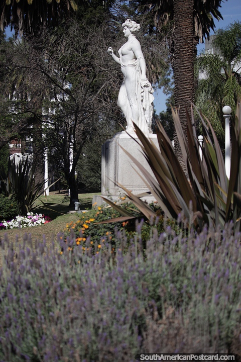 Bela esttua feminina chamada La Paz nos jardins ao lado do Palcio do Governo em Jujuy. (480x720px). Argentina, Amrica do Sul.