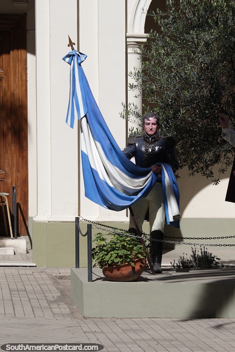 Manuel Belgrano segura a bandeira Argentina em frente ao museu em Jujuy. (480x720px). Argentina, Amrica do Sul.