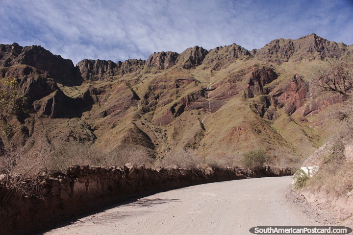 Espetaculares montanhas rochosas na Rota 33 por estrada de cascalho. (720x480px). Argentina, Amrica do Sul.