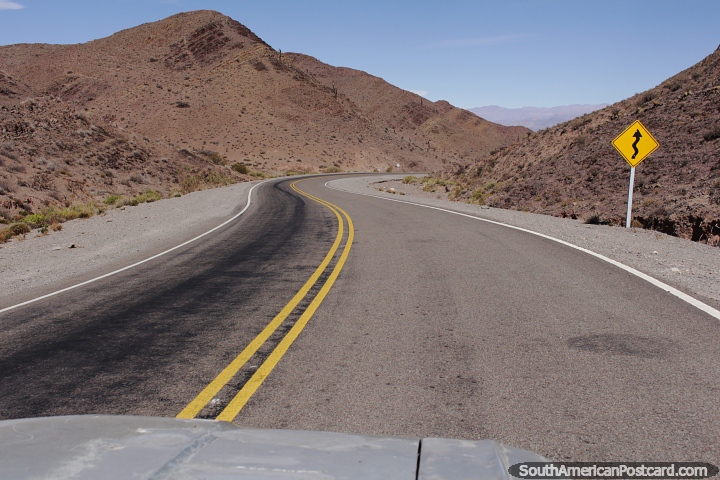 Estrada asfaltada na Rota 33, Parque Nacional Los Cardones. (720x480px). Argentina, Amrica do Sul.
