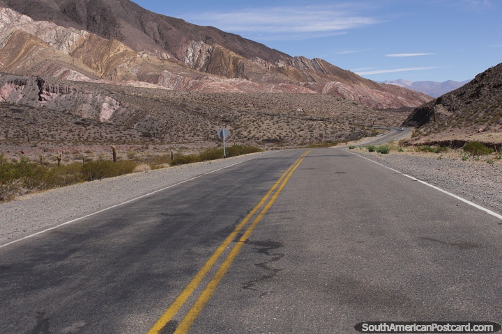 Montaas de muchos colores sobre la Ruta 33 hacia Cachi. (720x480px). Argentina, Sudamerica.