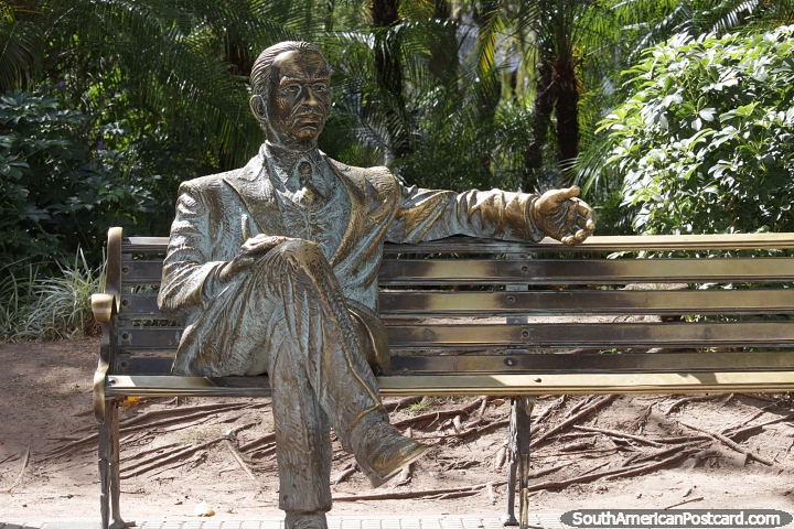 Ral Otero Reiche (1906-1976), nacido en Santa Cruz, escritor, poeta, profesor y ms, se sienta junto a esta estatua en Santa Cruz. (720x480px). Bolivia, Sudamerica.