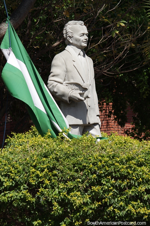 Un hombre importante sin placa con su nombre junto a una bandera verde, estatua en Santa Cruz. (480x720px). Bolivia, Sudamerica.