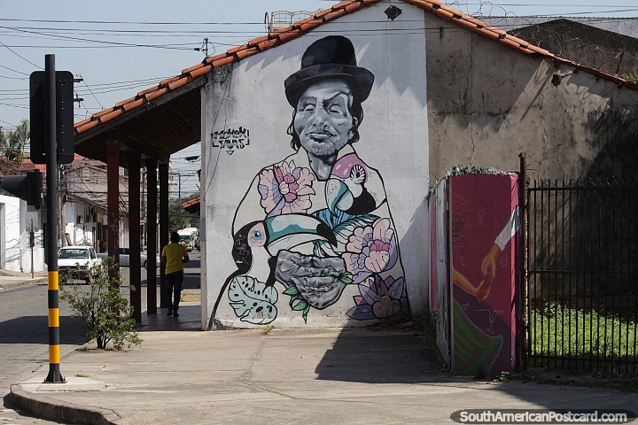 Seora del sombrero con pjaros, una obra de arte callejero urbano en Santa Cruz. (720x480px). Bolivia, Sudamerica.