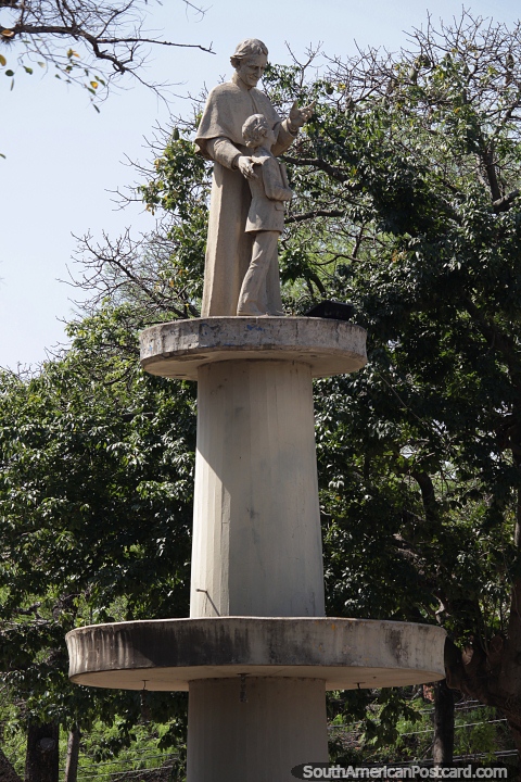 Idoso e criana, monumento alto num parque de Santa Cruz. (480x720px). Bolvia, Amrica do Sul.