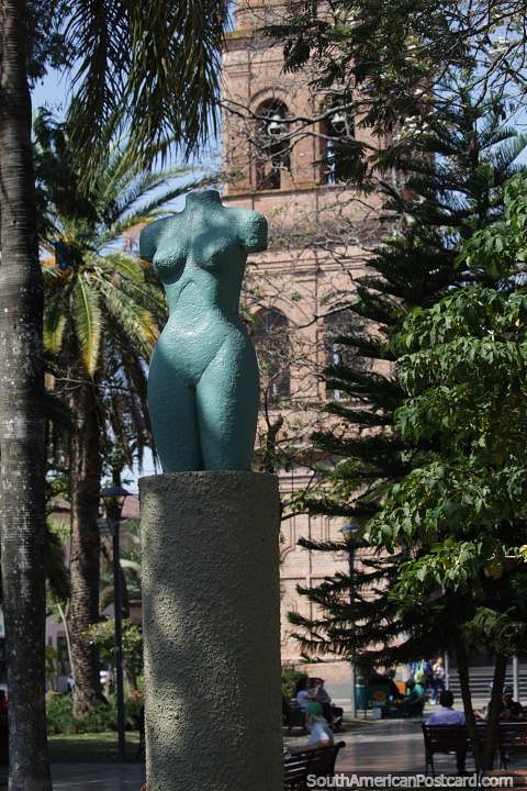 Escultura do torso com a catedral atrs na Praa 24 de Setembro em Santa Cruz. (480x720px). Bolvia, Amrica do Sul.