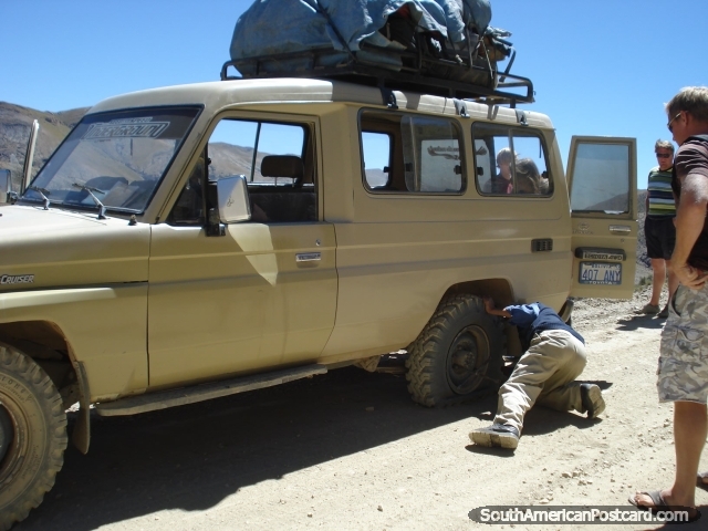 El primero de 2 neumáticos pinchados en ruta a través de terreno rugoso de Tupiza a Uyuni en un jeep. (640x480px). Bolivia, Sudamerica.