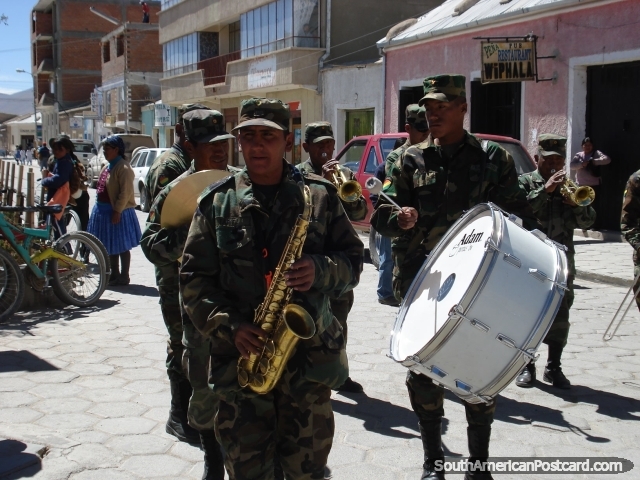 La banda militar en el desfile en Uyuni. (640x480px). Bolivia, Sudamerica.