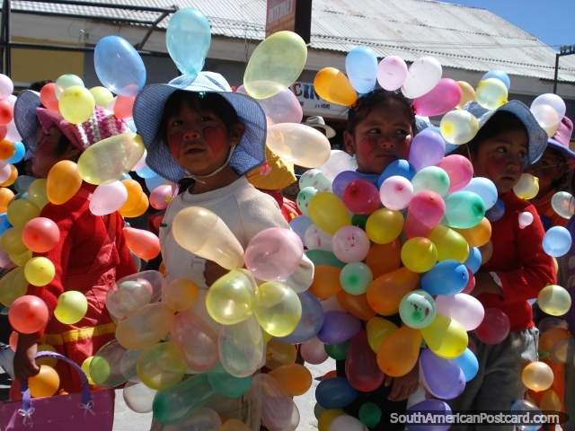 Crianças de balão na pompa em Uyuni. (640x480px). Bolívia, América do Sul.