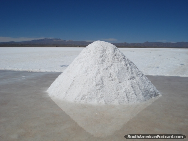 Uma enorme pilha de sal no Salar de Uyuni. (640x480px). Bolívia, América do Sul.