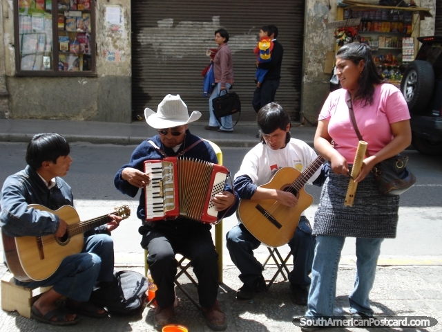Un grupo pequeo que toca msica en la calle en la calle, en La Paz. (640x480px). Bolivia, Sudamerica.