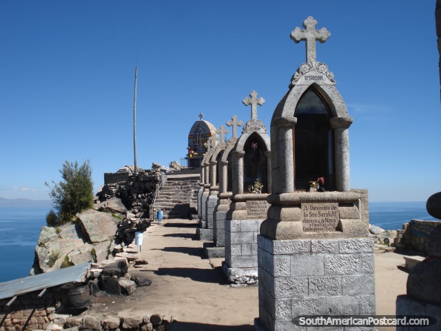 La fila de lugares sagrados y cruces en la cima de Cerro Calvario en Copacabana. (640x480px). Bolivia, Sudamerica.