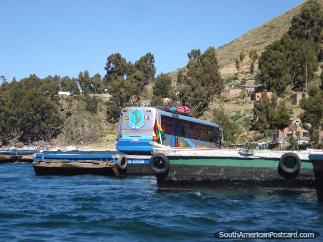 Autobús en una barcaza en San Pedro de Tequina en ruta de Copacabana a La Paz. (640x480px). Bolivia, Sudamerica.
