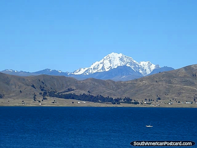 Montañas cubiertas de nieve en ruta de Copacabana a La Paz al lado de Lago Titicaca. (640x480px). Bolivia, Sudamerica.