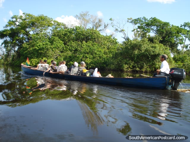 Um grupo em um barco fluvial em pampas em Rurrenabaque. (640x480px). Bolvia, Amrica do Sul.