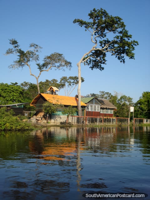 A lodge on the river of the Rurrenabaque pampas. (480x640px). Bolivia, South America.