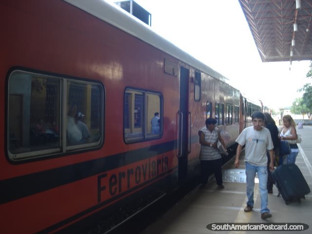 Aka Oriental Ferroviaria El Tren de Muerte de Santa Cruz a la frontera de Brasil en Quijarro se va de Bimodal Terminal. (640x480px). Bolivia, Sudamerica.