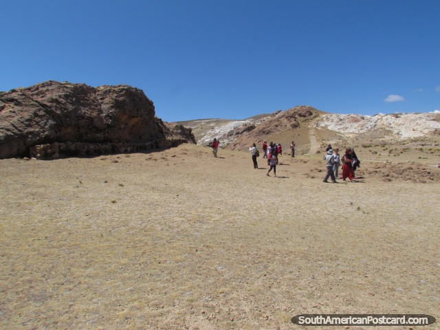 Un grupo descubre la Isla asombrosa del Sol en Lago Titicaca. (640x480px). Bolivia, Sudamerica.