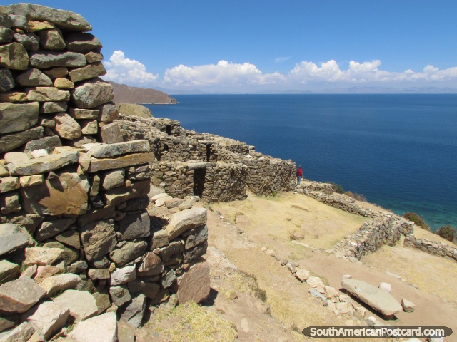 Las casas construyeron de rocas, el inca arruina en Isla del Sol, Lago Titicaca. (640x480px). Bolivia, Sudamerica.