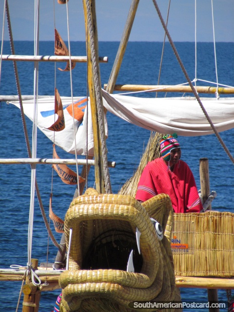 Os barcos de dragão de Ilha do Sol em Lago Titicaca. (480x640px). Bolívia, América do Sul.