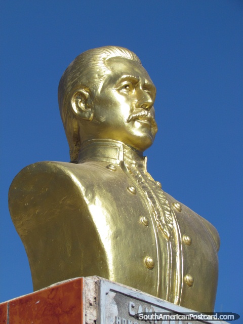 Monument chamou Campana do Chaco 1932-1935, em San Pedro de Tiquina. (480x640px). Bolvia, Amrica do Sul.