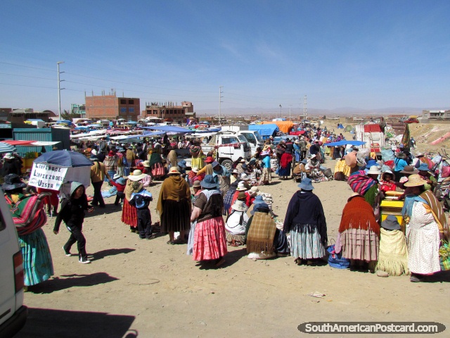 Los mercados en la carretera que entra en La Paz de Copacabana. (640x480px). Bolivia, Sudamerica.
