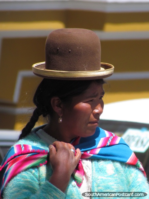 Mulher boliviana com chapu marrom em La Paz. (480x640px). Bolvia, Amrica do Sul.
