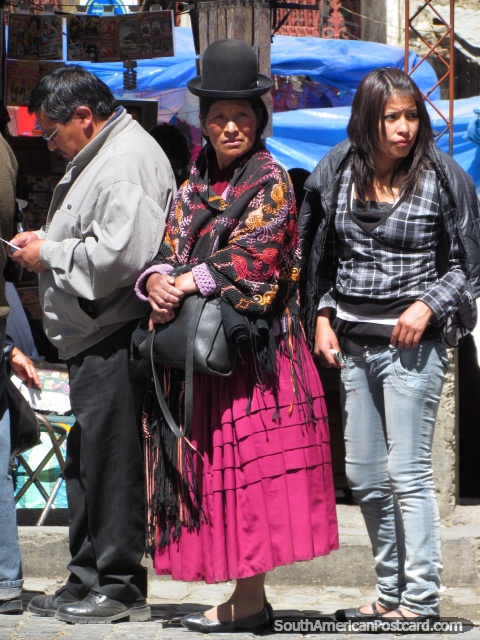 As pessoas de La Paz esperam por um nibus. (480x640px). Bolvia, Amrica do Sul.