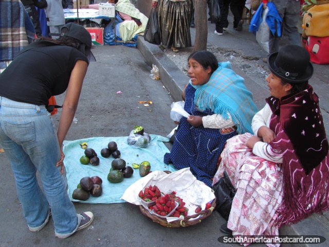 Aguacates y fresas para venta en calle de La Paz. (640x480px). Bolivia, Sudamerica.