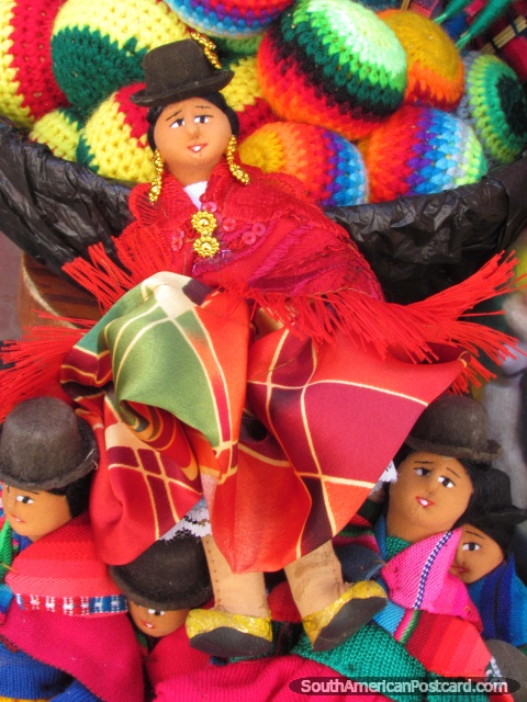 Pequenas bonecas de mulheres bolivianas indgenas em La Paz. (480x640px). Bolvia, Amrica do Sul.