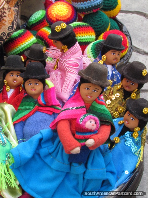 Muecas vistosas de seoras del sombrero Bolivianas para venta en La Paz. (480x640px). Bolivia, Sudamerica.