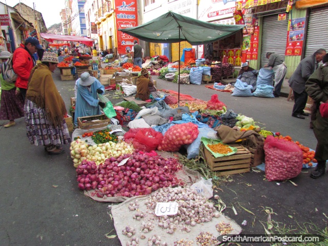 Cebollas y ajo y otras verduras en los mercados de La Paz. (640x480px). Bolivia, Sudamerica.