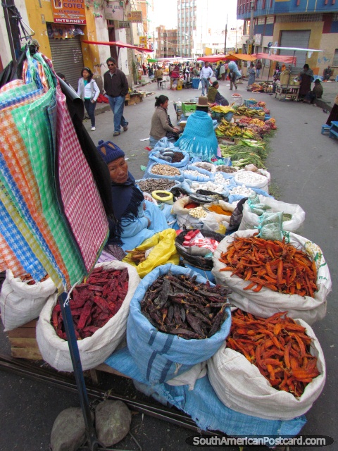 chillies cor-de-laranja, vermelho e preto em Mercado Rodriguez em La Paz. (480x640px). Bolvia, Amrica do Sul.