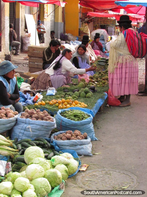 Coles, patatas y frijoles en mercados de La Paz. (480x640px). Bolivia, Sudamerica.