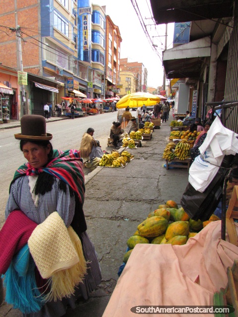 Mangos y pltanos para venta en calle de La Paz. (480x640px). Bolivia, Sudamerica.