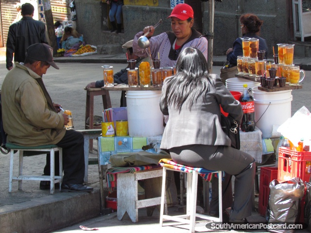 Copos de suco de pssego fresco de venda em ruas de La Paz. (640x480px). Bolvia, Amrica do Sul.