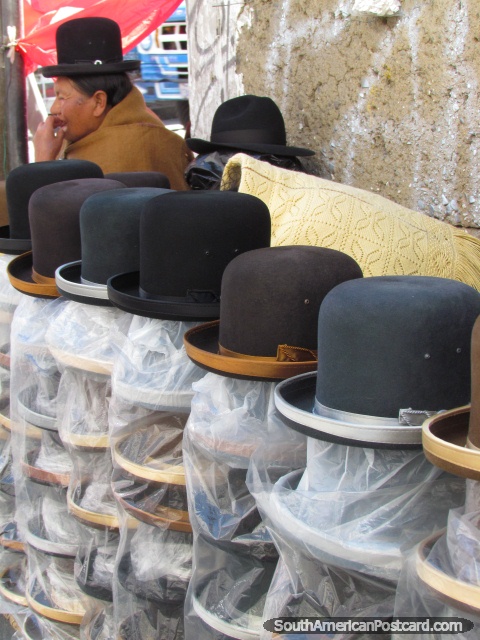 Una mujer vende sombreros a las seoras del sombrero de La Paz. (480x640px). Bolivia, Sudamerica.