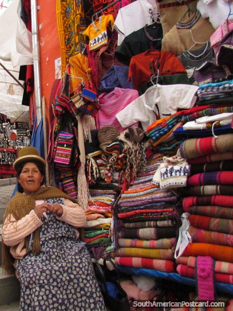 A senhora de chapu vende a roupa no mercado de bruxas em La Paz. (480x640px). Bolvia, Amrica do Sul.
