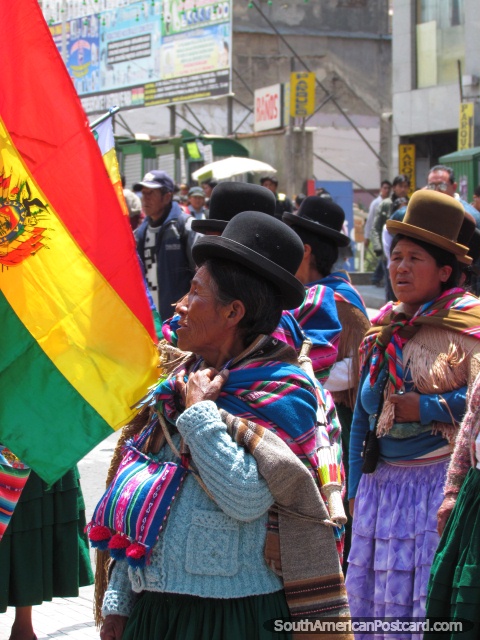 Senhoras de chapu e a bandeira boliviana em marchas em La Paz. (480x640px). Bolvia, Amrica do Sul.