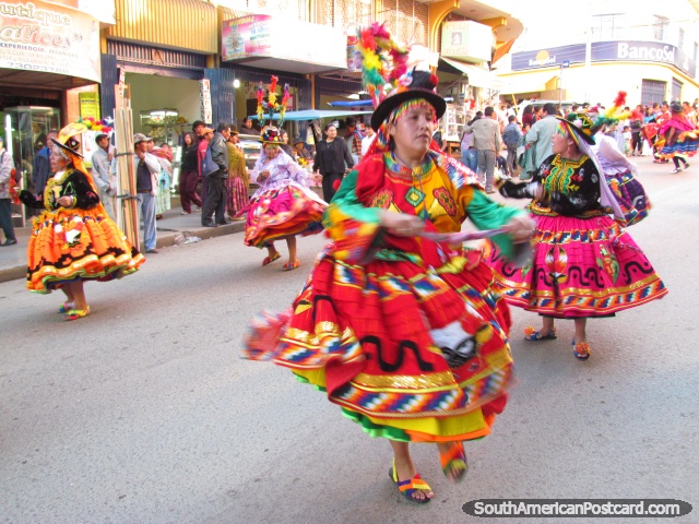 Dana de mulher em vestidos coloridos em celebrao em La Paz. (640x480px). Bolvia, Amrica do Sul.