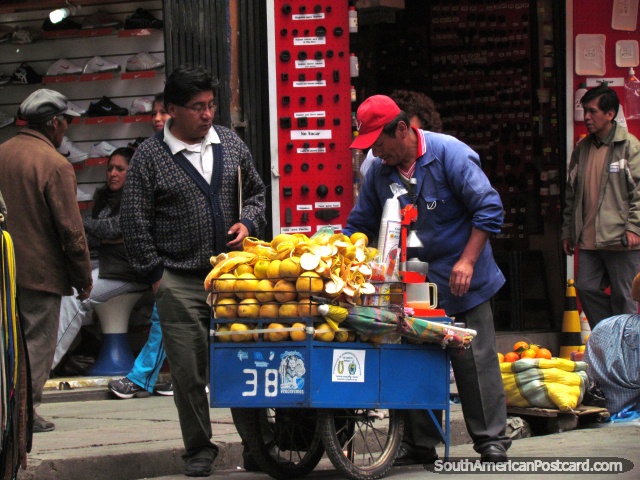 El hombre vende el zumo de naranja en la calle de La Paz. (640x480px). Bolivia, Sudamerica.