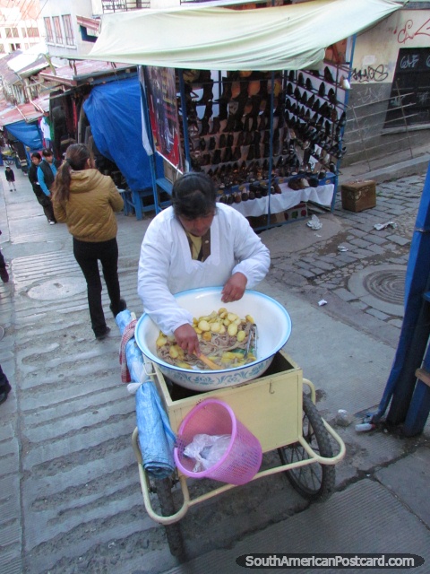 Patatas y comida de la calle del estmago de vacas en La Paz. (480x640px). Bolivia, Sudamerica.