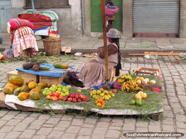 Mercado al aire libre en La Paz, manzanas, peras y melones. (640x480px). Bolivia, Sudamerica.