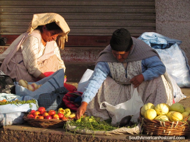 A mulher vende o seu produzo nos mercados em La Paz. (640x480px). Bolvia, Amrica do Sul.