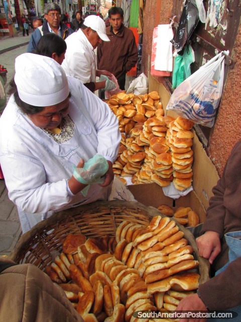 La seora de pan de La Paz. (480x640px). Bolivia, Sudamerica.