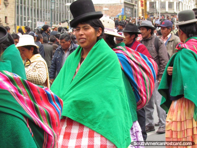 Seora del sombrero de La Paz en mantn verde. (640x480px). Bolivia, Sudamerica.