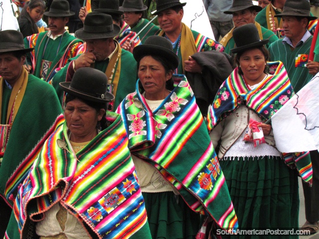 Os homens indgenas e a mulher em xales verdes marcham em La Paz. (640x480px). Bolvia, Amrica do Sul.