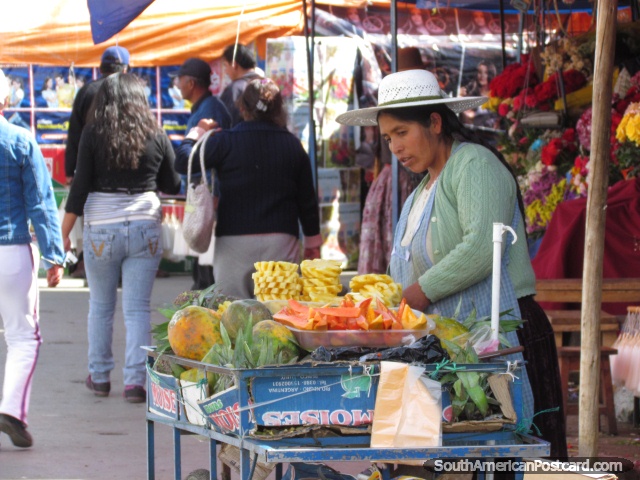 A mulher vende o suco de manga e abacaxi nos mercados em Oruro. (640x480px). Bolívia, América do Sul.