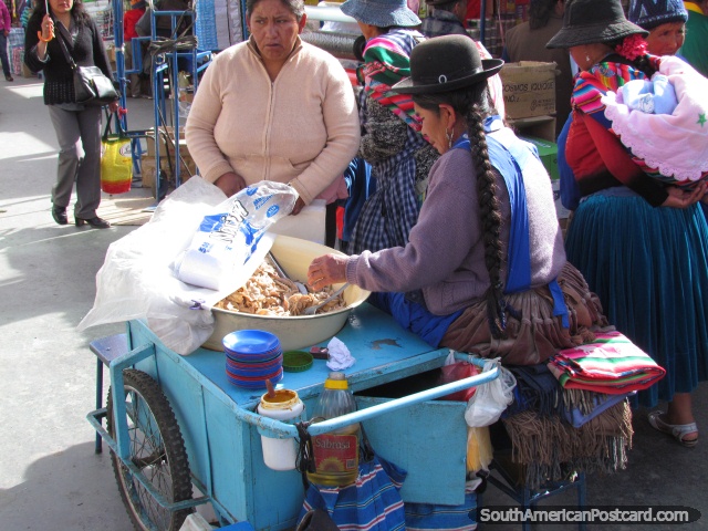 Comida quente de rua nos mercados de Oruro. (640x480px). Bolívia, América do Sul.